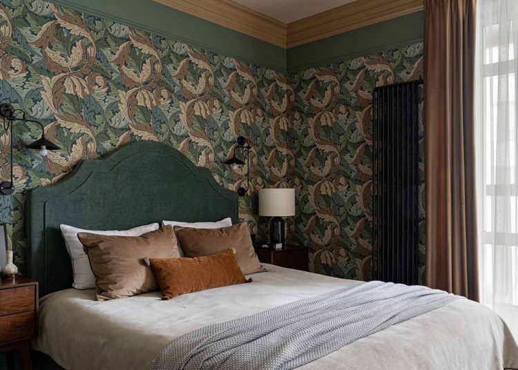 Időtlen elegancia és szép tapéták, csempék: „Mesebeli erdő” hangulat 70m2-en