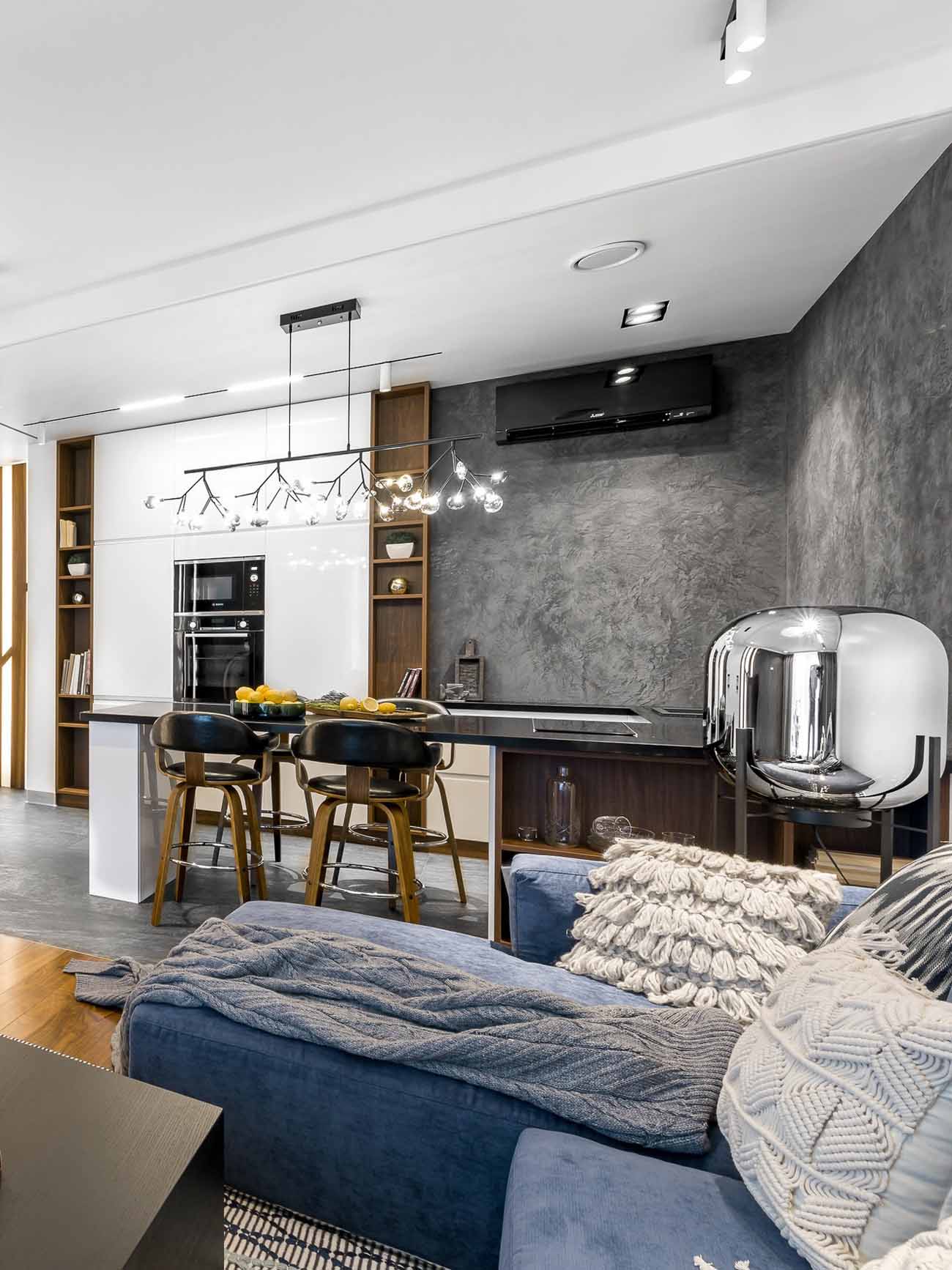 Egyedi, erdőt idéző világítási koncepció és tapéta, férfias dizájn