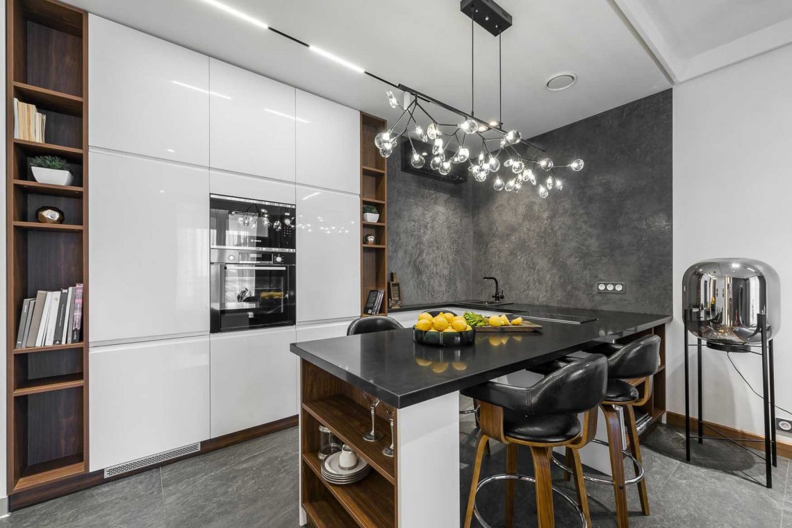 Egyedi, erdőt idéző világítási koncepció és tapéta, férfias dizájn