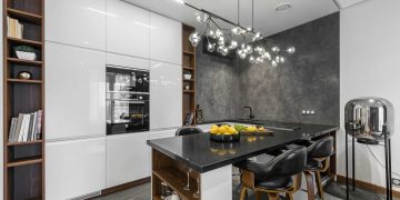 Egyedi, erdőt idéző világítási koncepció és tapéta, férfias dizájn