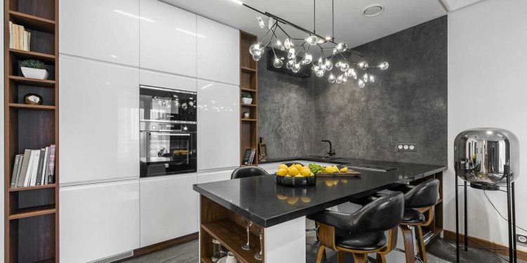 Egyedi, erdőt idéző világítási koncepció és tapéta, férfias dizájn