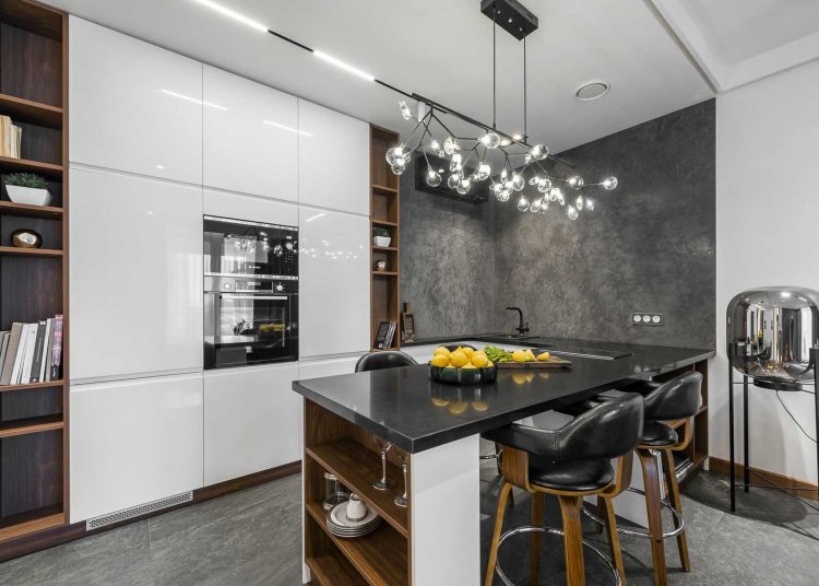 Egyedi, erdőt idéző világítási koncepció és tapéta, férfias dizájn