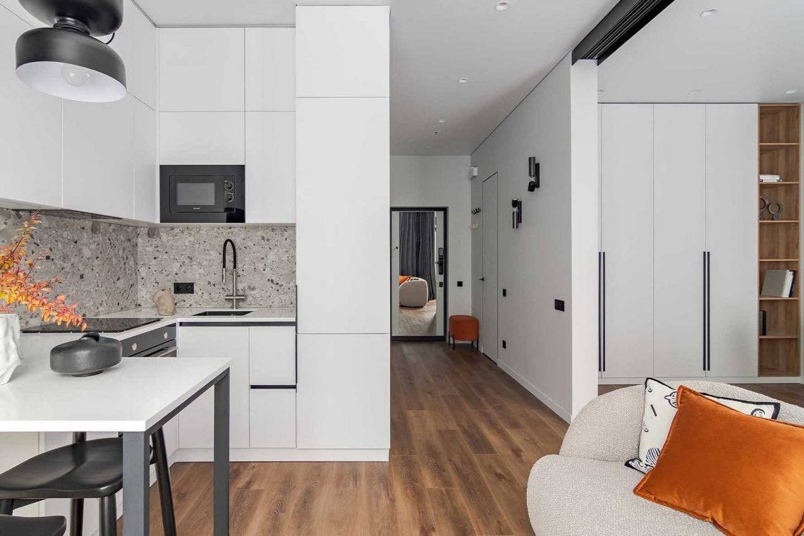 Minimalista berendezés, monokróm enteriőr, eltolható üvegfal