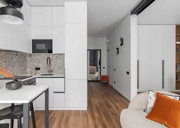 Minimalista berendezés, monokróm enteriőr, eltolható üvegfal