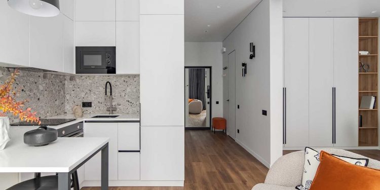 Minimalista berendezés, monokróm enteriőr, eltolható üvegfal