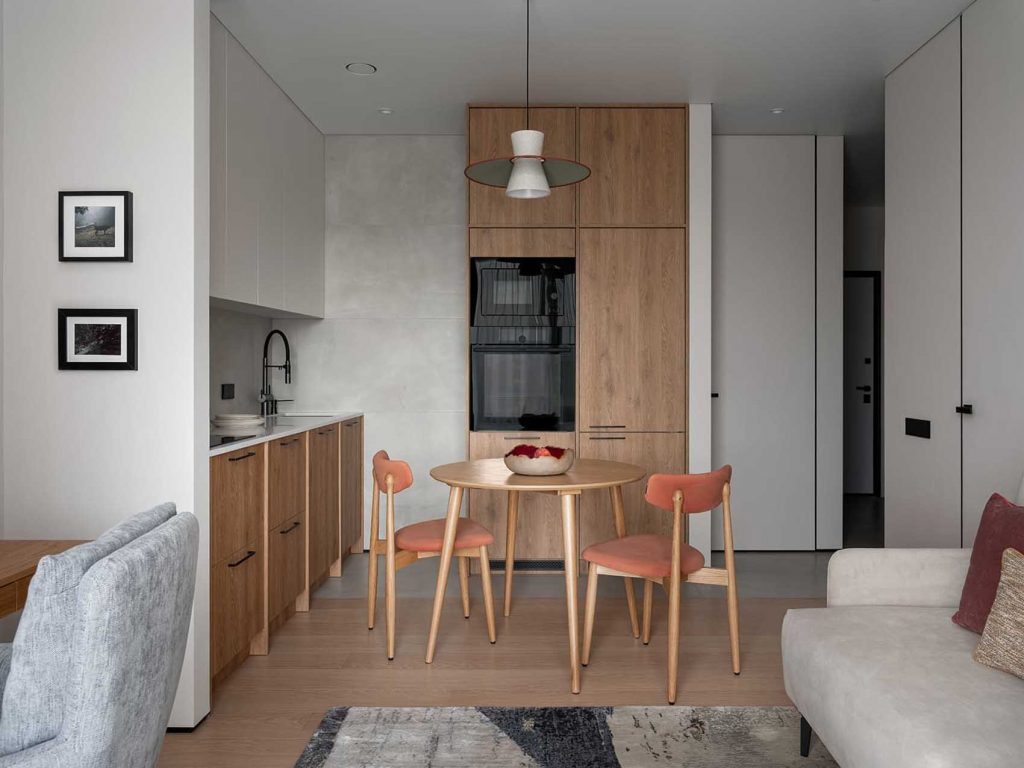 Lágy minimalista, a japandi stílusjegyeit hordozó, nyugodt hangulatú otthon