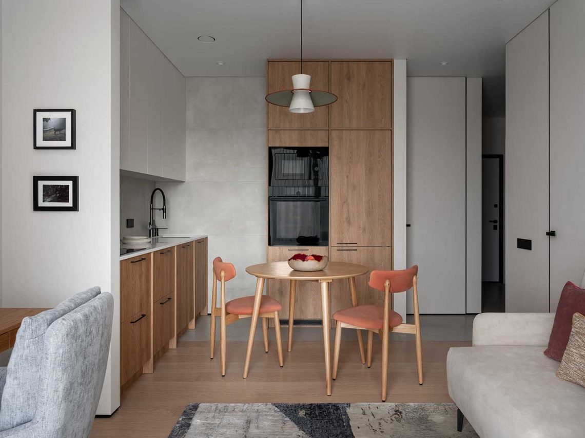 Lágy minimalista, a japandi stílusjegyeit hordozó, nyugodt hangulatú otthon