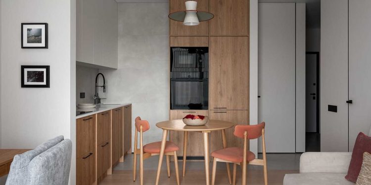 Lágy minimalista, a japandi stílusjegyeit hordozó, nyugodt hangulatú otthon