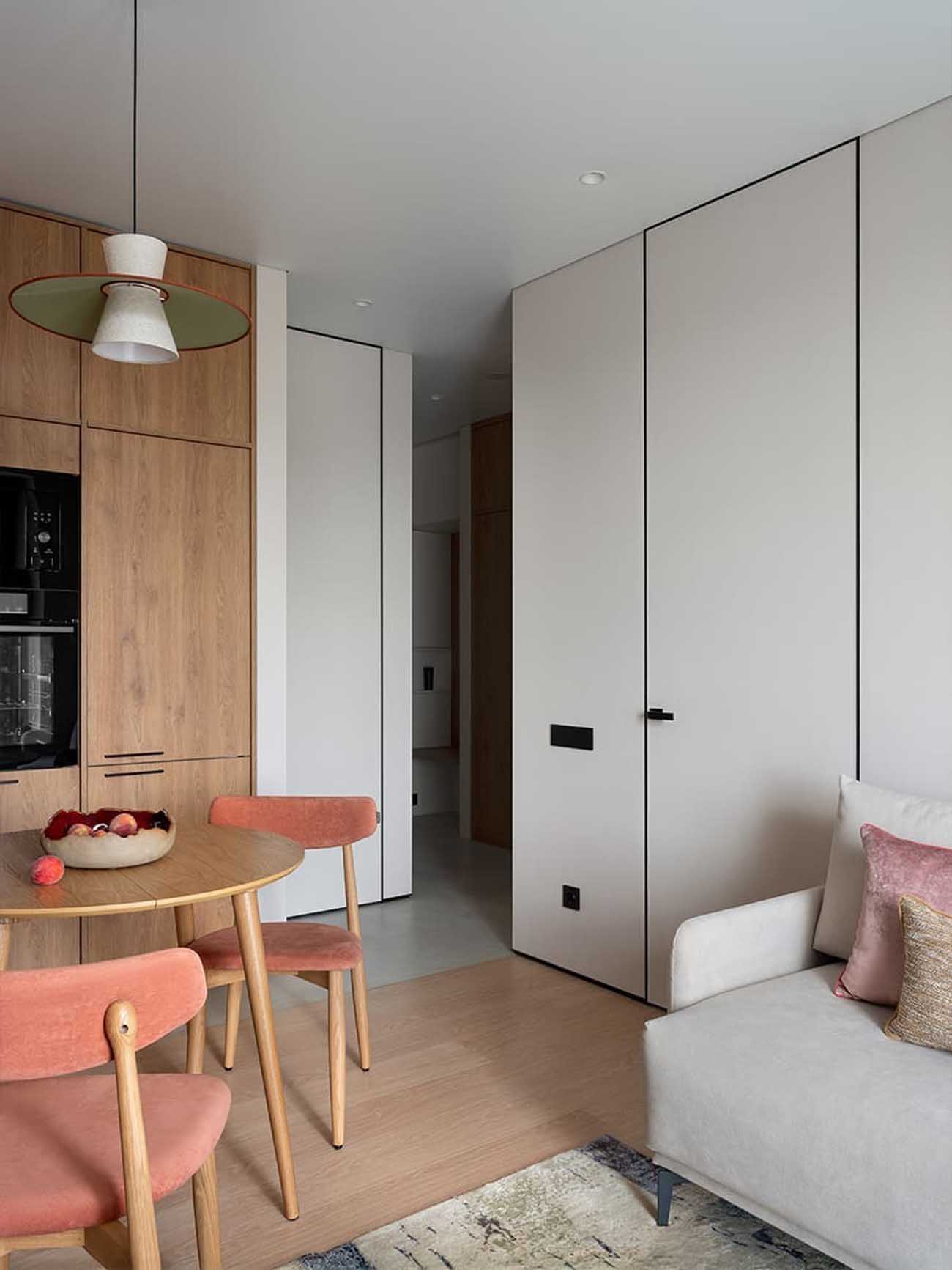 Lágy minimalista, a japandi stílusjegyeit hordozó, nyugodt hangulatú otthon