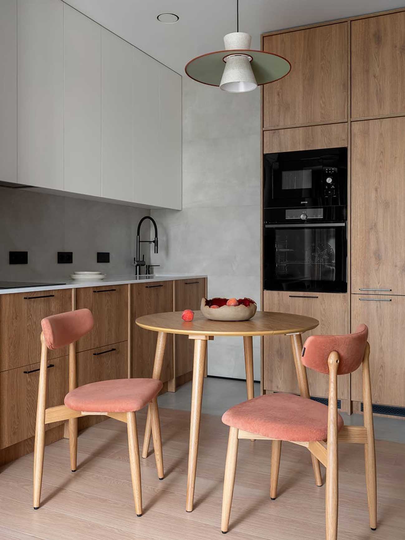 Lágy minimalista, a japandi stílusjegyeit hordozó, nyugodt hangulatú otthon