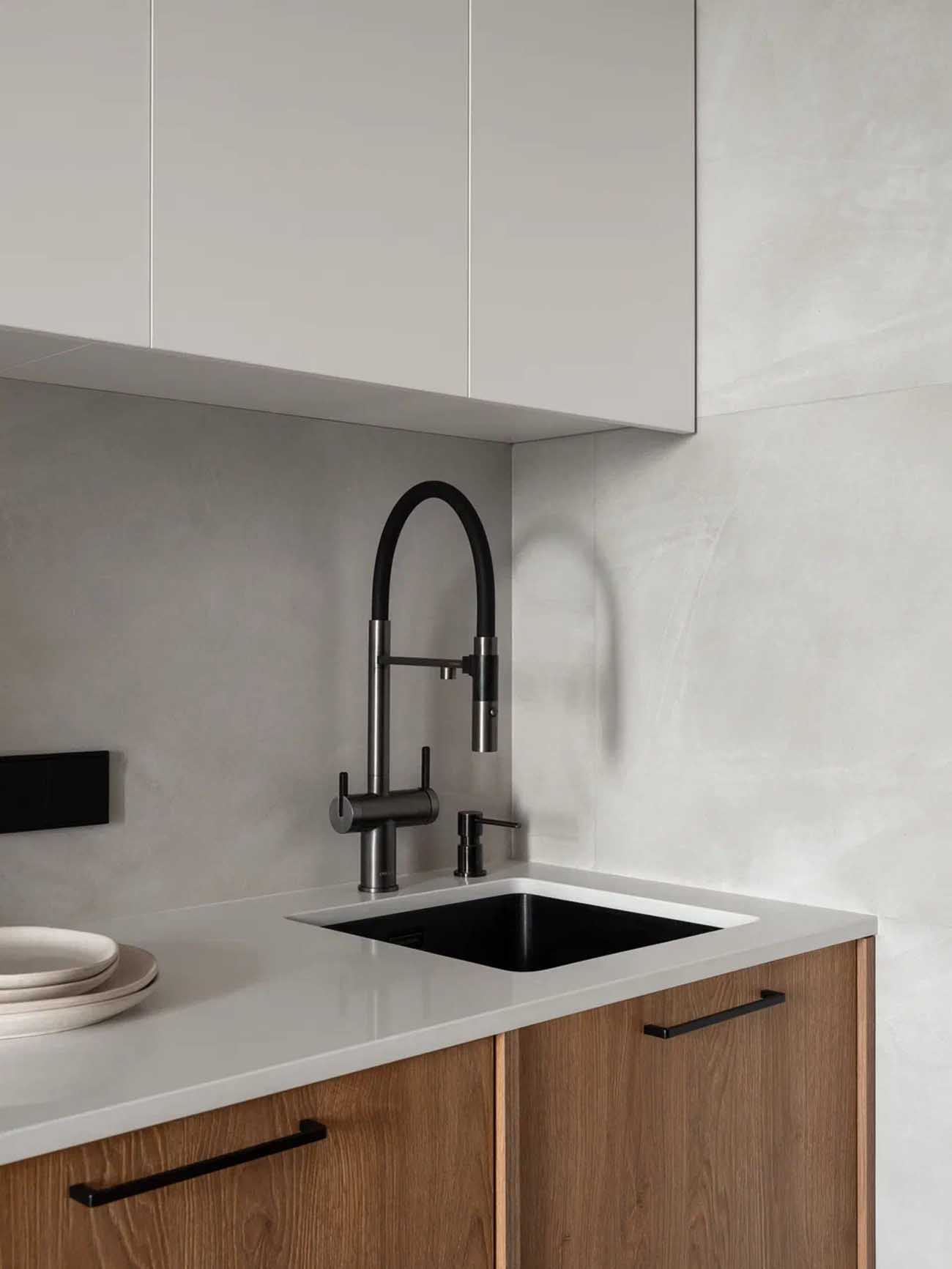 Lágy minimalista, a japandi stílusjegyeit hordozó, nyugodt hangulatú otthon