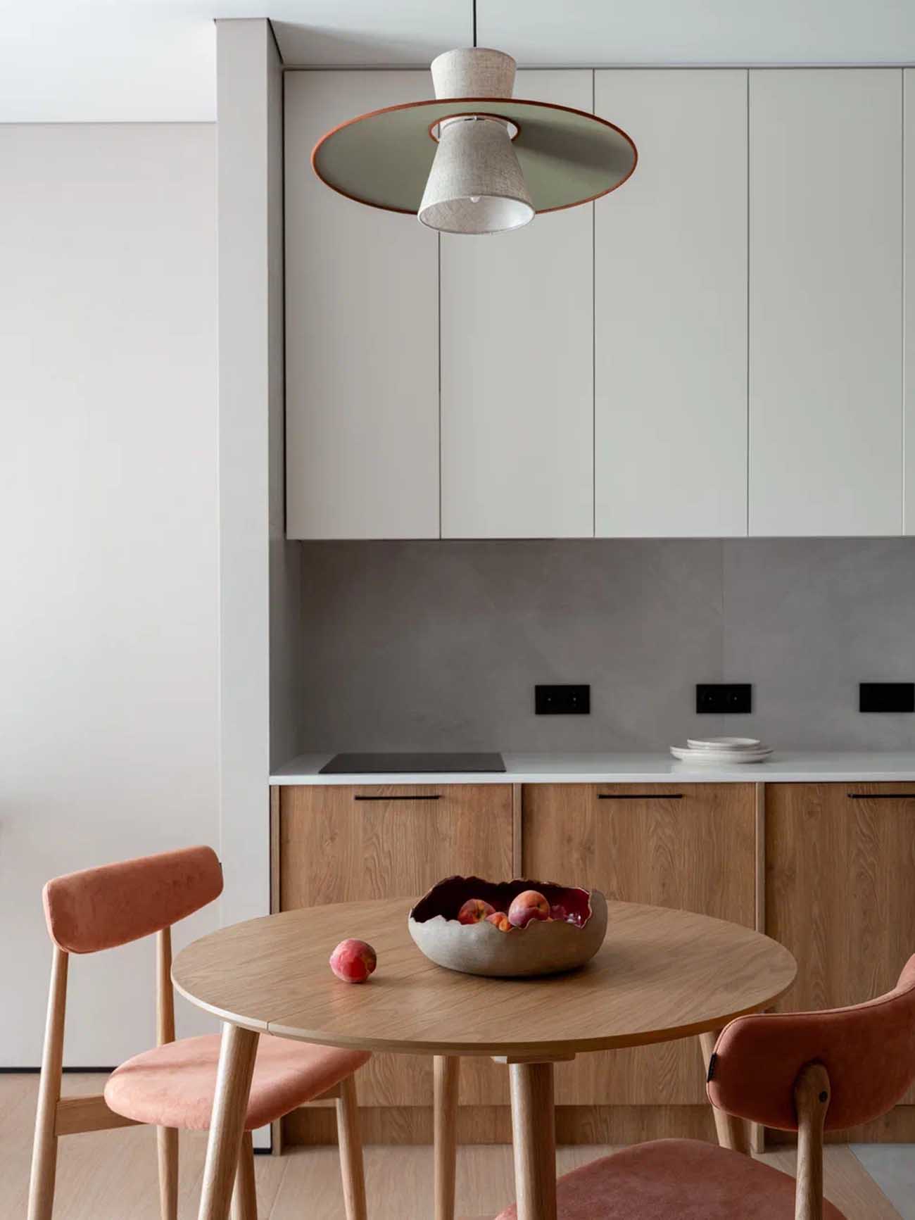 Lágy minimalista, a japandi stílusjegyeit hordozó, nyugodt hangulatú otthon