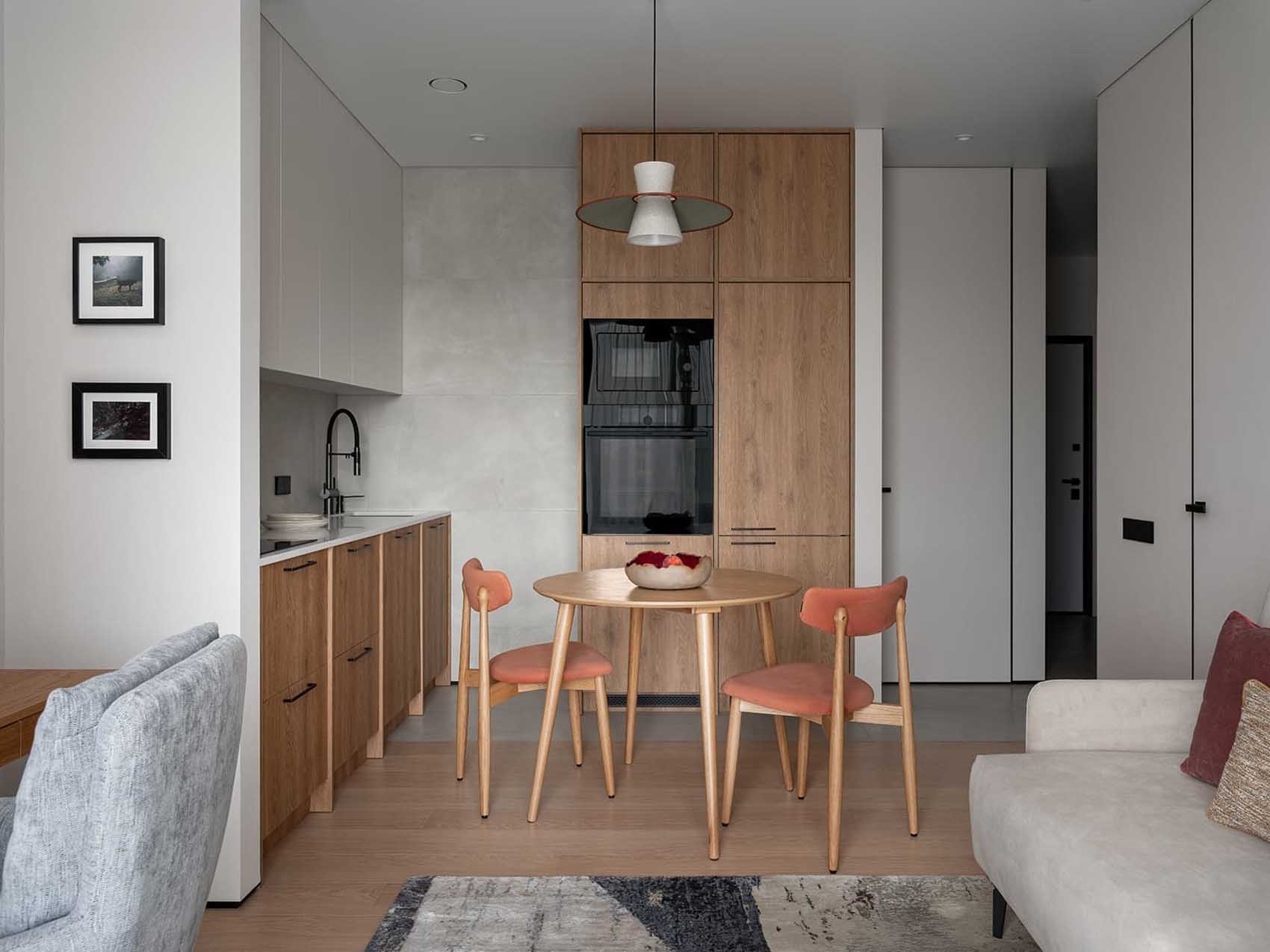 Lágy minimalista, a japandi stílusjegyeit hordozó, nyugodt hangulatú otthon