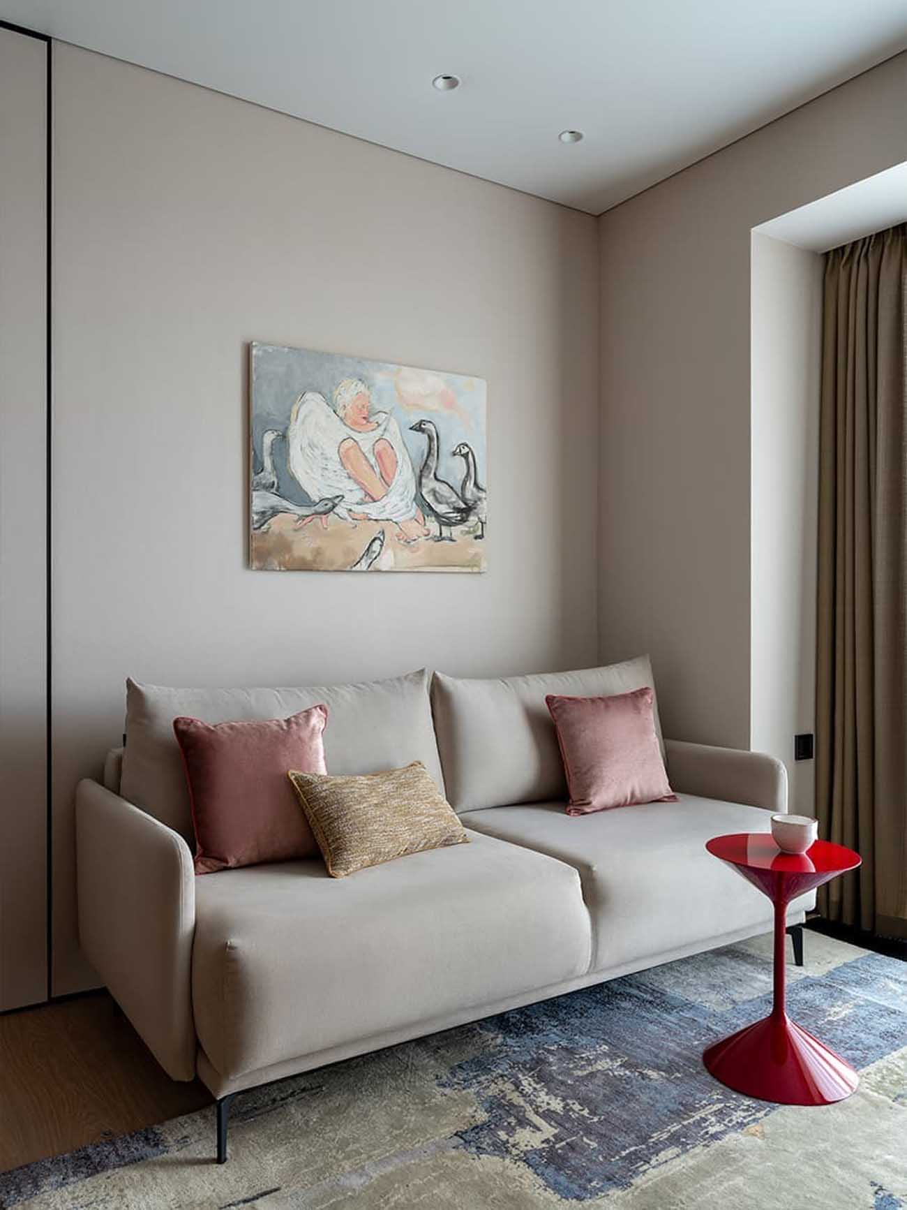 Lágy minimalista, a japandi stílusjegyeit hordozó, nyugodt hangulatú otthon