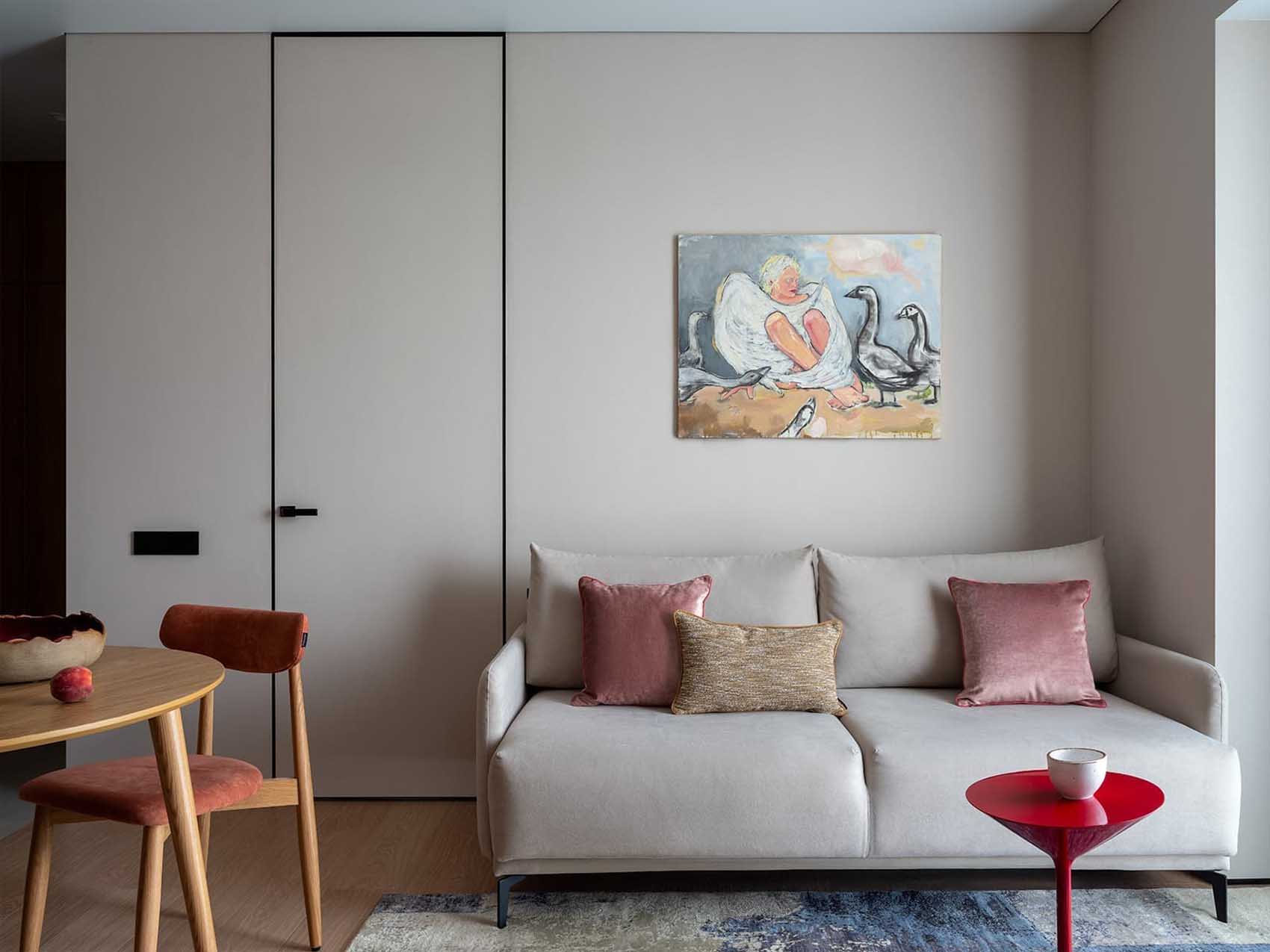 Lágy minimalista, a japandi stílusjegyeit hordozó, nyugodt hangulatú otthon