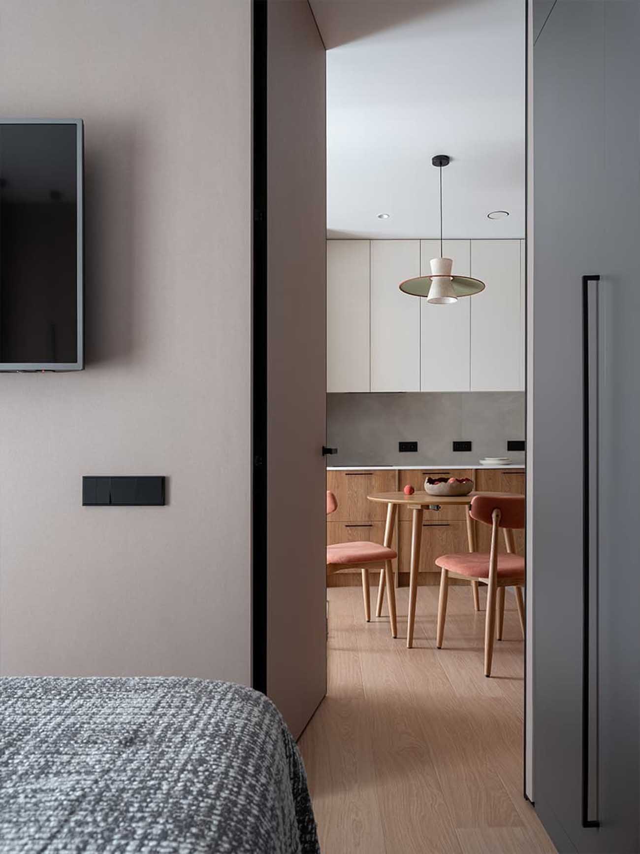 Lágy minimalista, a japandi stílusjegyeit hordozó, nyugodt hangulatú otthon