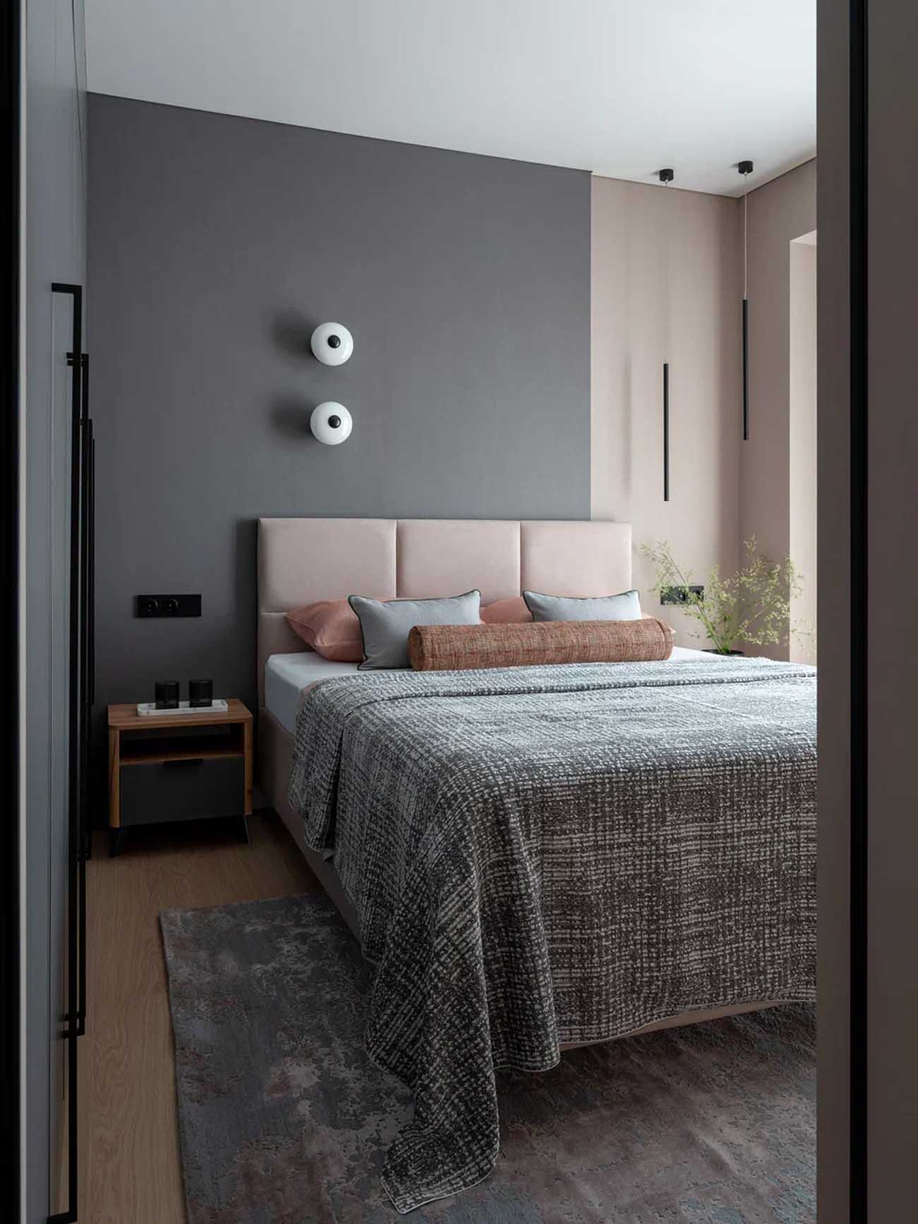 Lágy minimalista, a japandi stílusjegyeit hordozó, nyugodt hangulatú otthon