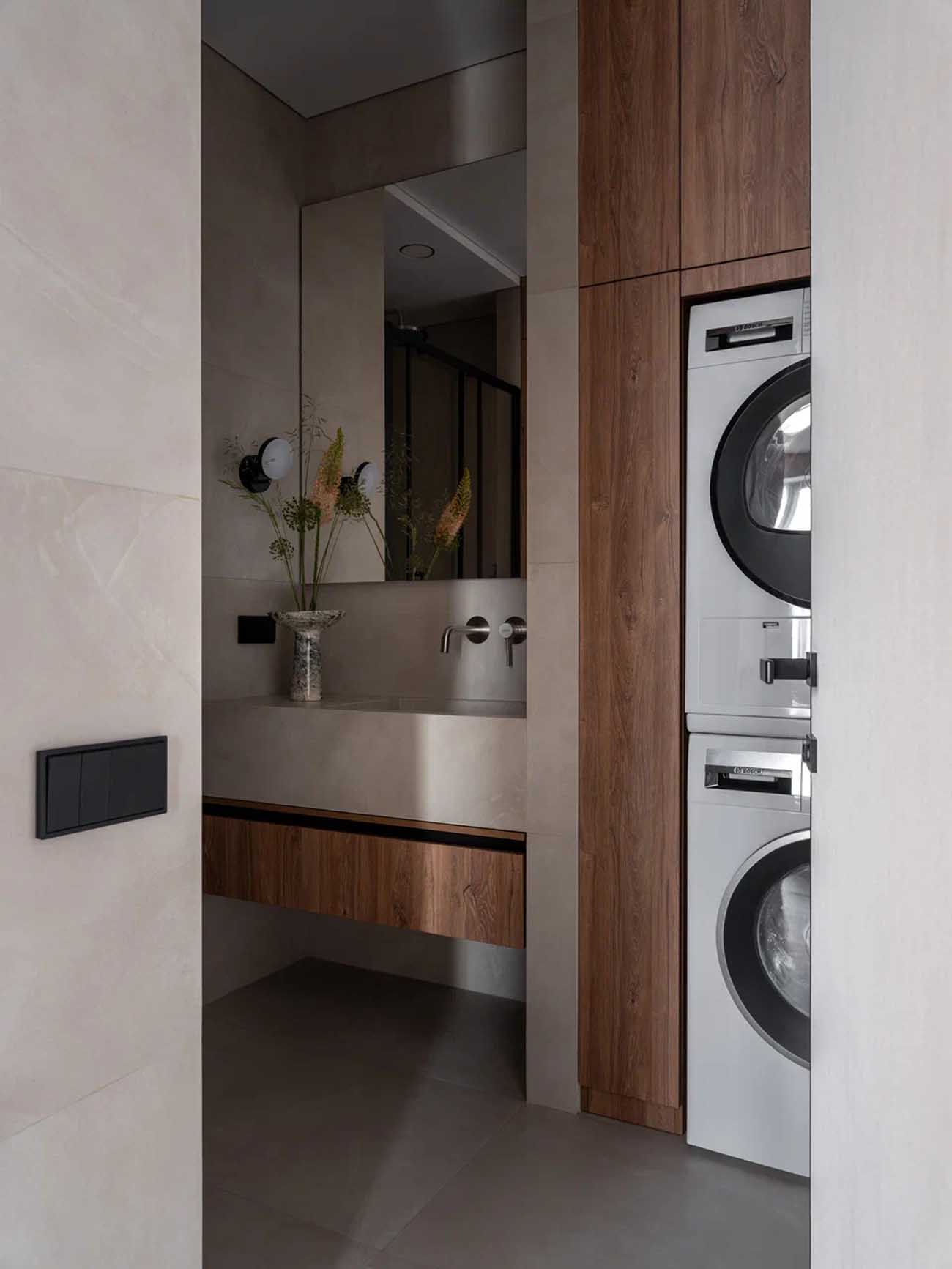 Lágy minimalista, a japandi stílusjegyeit hordozó, nyugodt hangulatú otthon