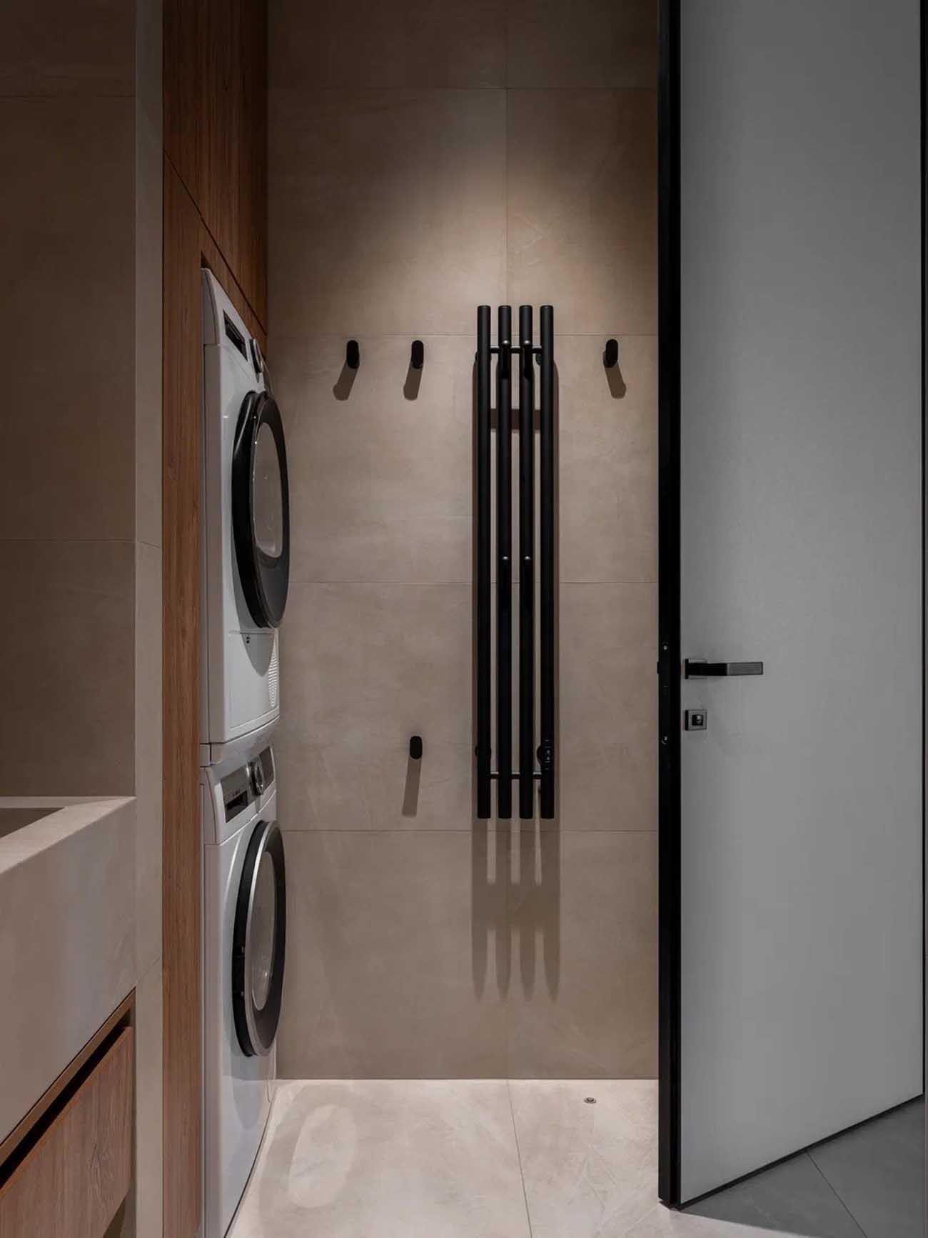 Lágy minimalista, a japandi stílusjegyeit hordozó, nyugodt hangulatú otthon