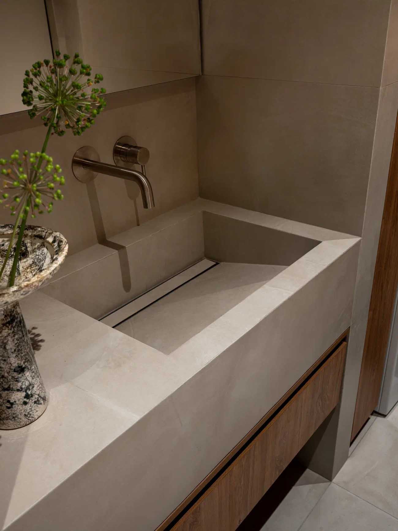 Lágy minimalista, a japandi stílusjegyeit hordozó, nyugodt hangulatú otthon