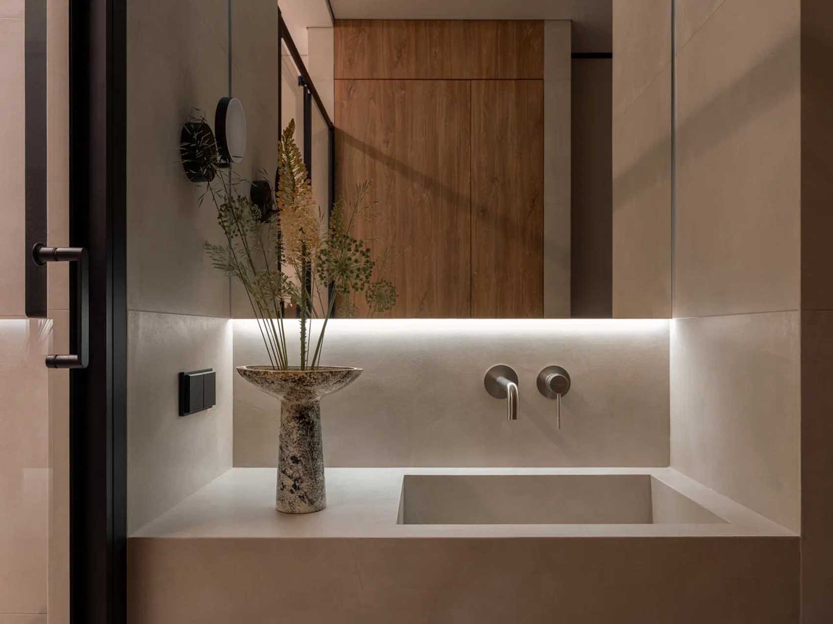 Lágy minimalista, a japandi stílusjegyeit hordozó, nyugodt hangulatú otthon