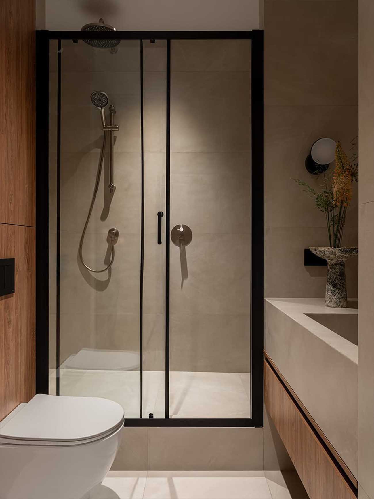 Lágy minimalista, a japandi stílusjegyeit hordozó, nyugodt hangulatú otthon