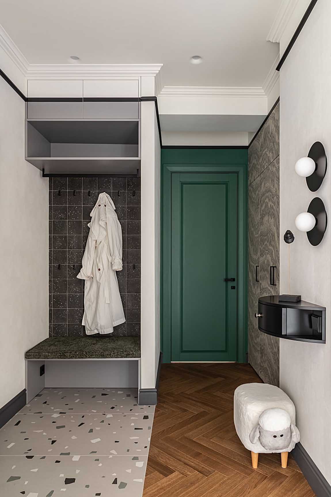 Zöld, szürke, bézs, terrazzo és rejtett tárolórendszerek 75 m2-en Zöld, szürke, bézs, terrazzo és rejtett tárolórendszerek 75 m2-en