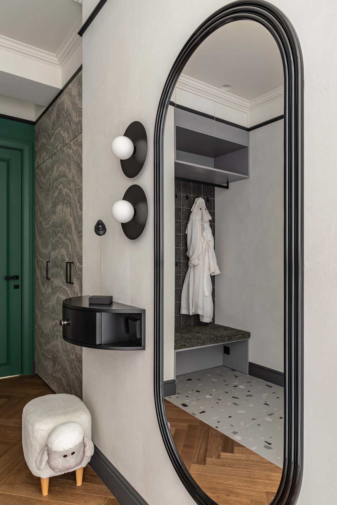 Zöld, szürke, bézs, terrazzo és rejtett tárolórendszerek 75 m2-en Zöld, szürke, bézs, terrazzo és rejtett tárolórendszerek 75 m2-en