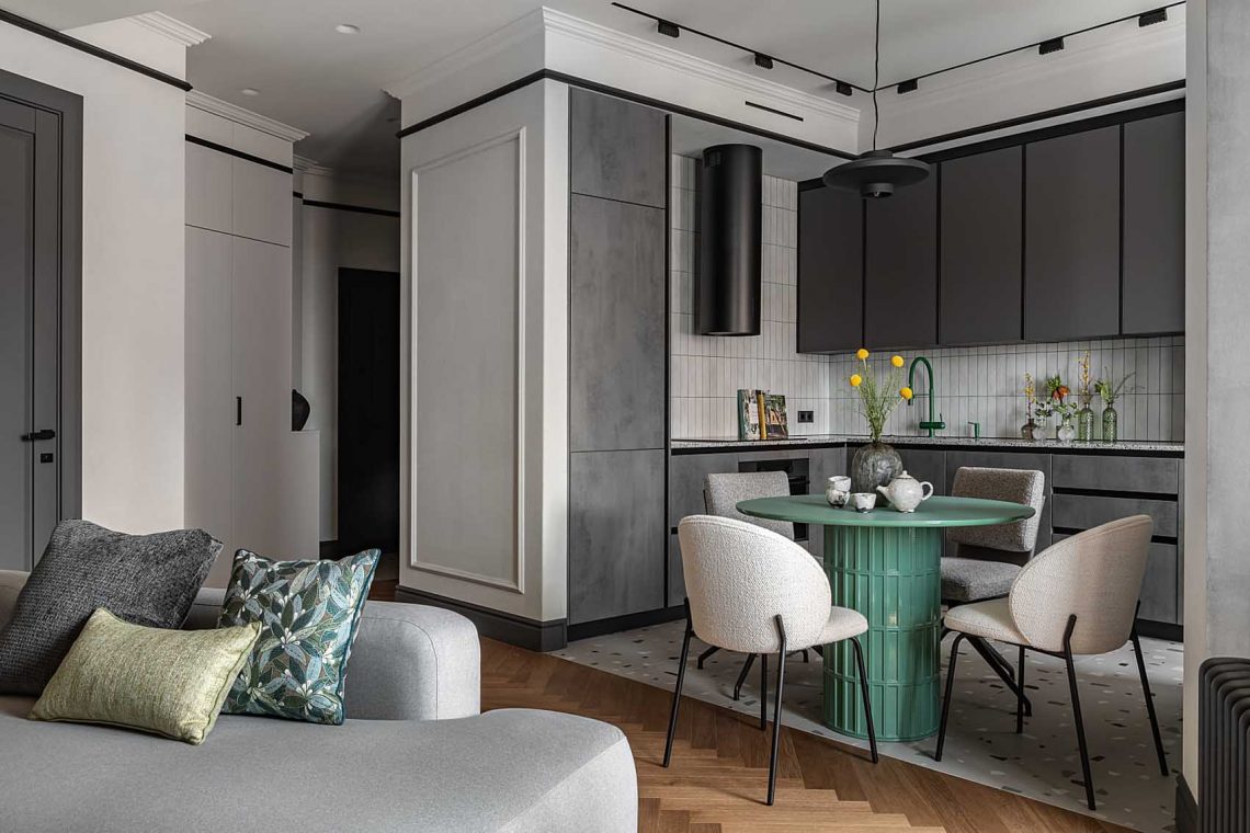 Zöld, szürke, bézs, terrazzo és rejtett tárolórendszerek 75 m2-en