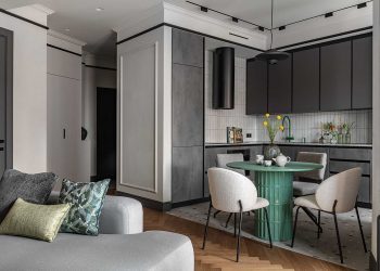 Zöld, szürke, bézs, terrazzo és rejtett tárolórendszerek 75 m2-en