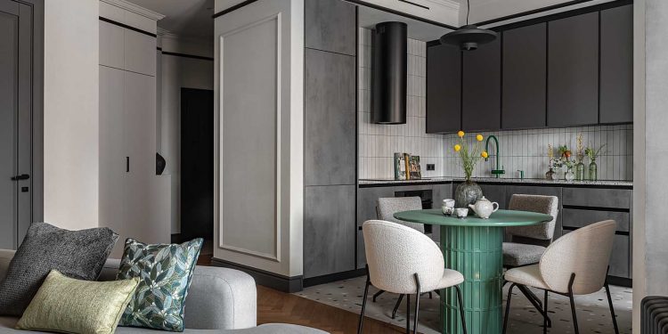 Zöld, szürke, bézs, terrazzo és rejtett tárolórendszerek 75 m2-en