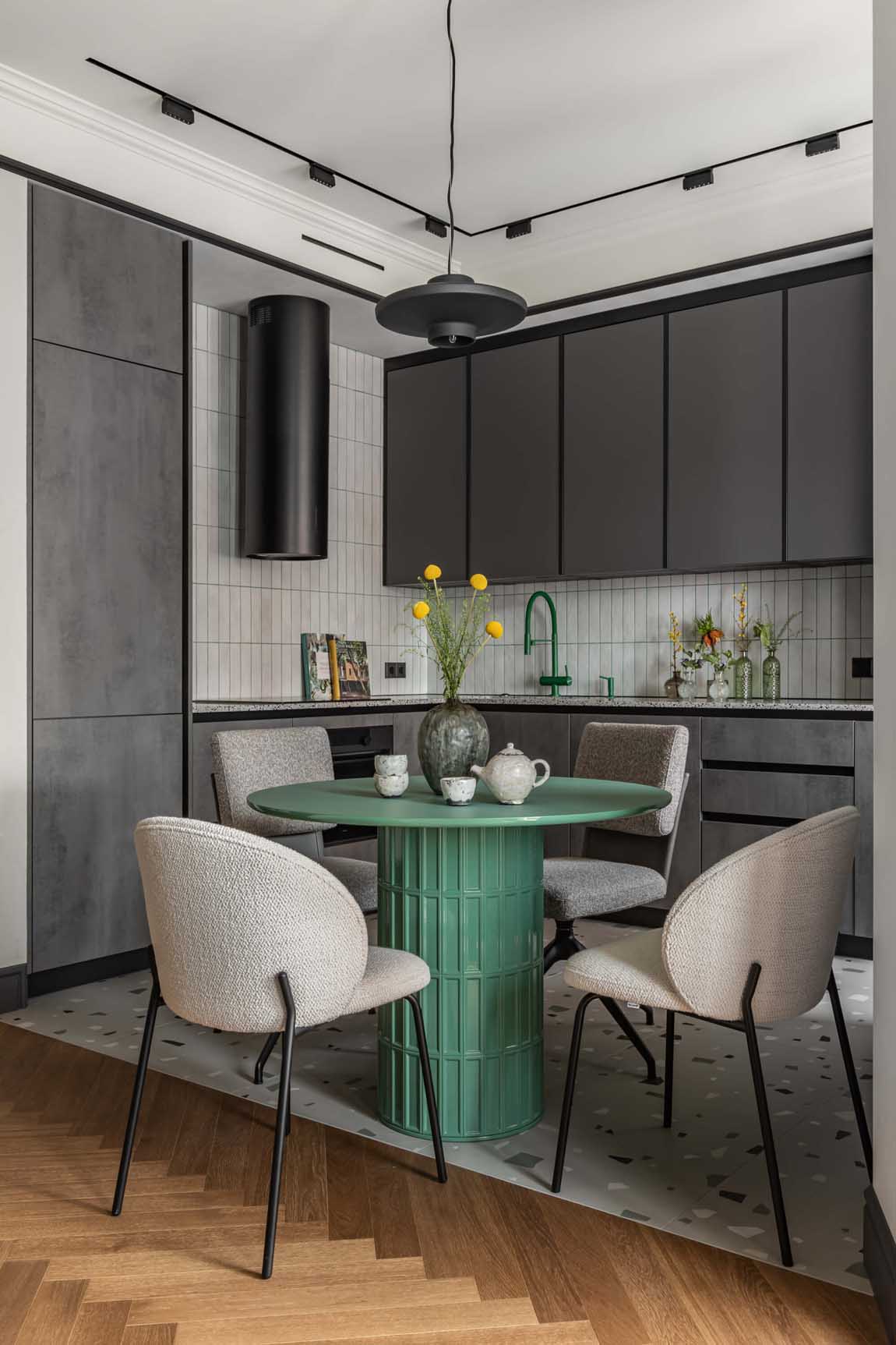 Zöld, szürke, bézs, terrazzo és rejtett tárolórendszerek 75 m2-en Zöld, szürke, bézs, terrazzo és rejtett tárolórendszerek 75 m2-en