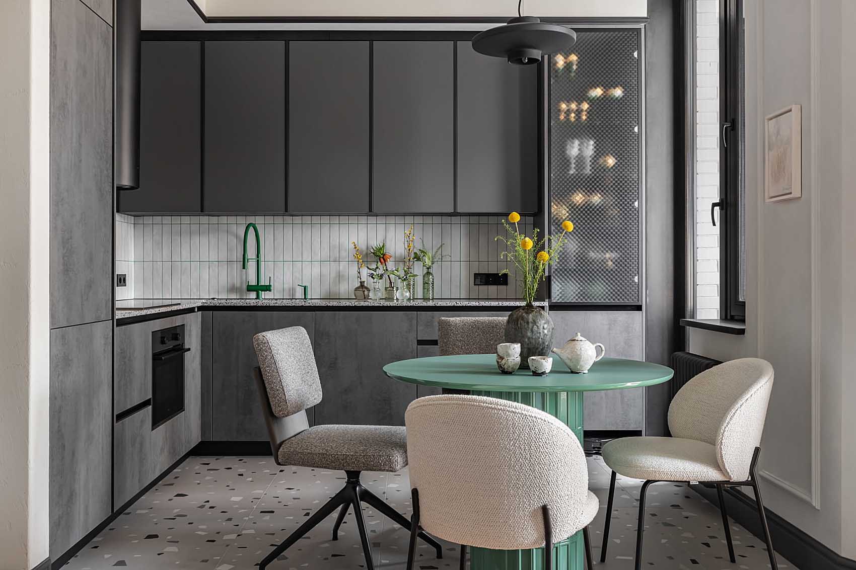 Zöld, szürke, bézs, terrazzo és rejtett tárolórendszerek 75 m2-en Zöld, szürke, bézs, terrazzo és rejtett tárolórendszerek 75 m2-en