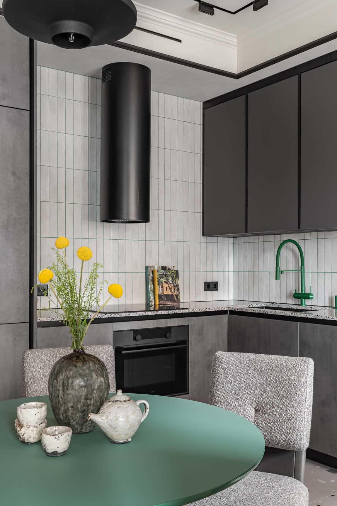 Zöld, szürke, bézs, terrazzo és rejtett tárolórendszerek 75 m2-en Zöld, szürke, bézs, terrazzo és rejtett tárolórendszerek 75 m2-en