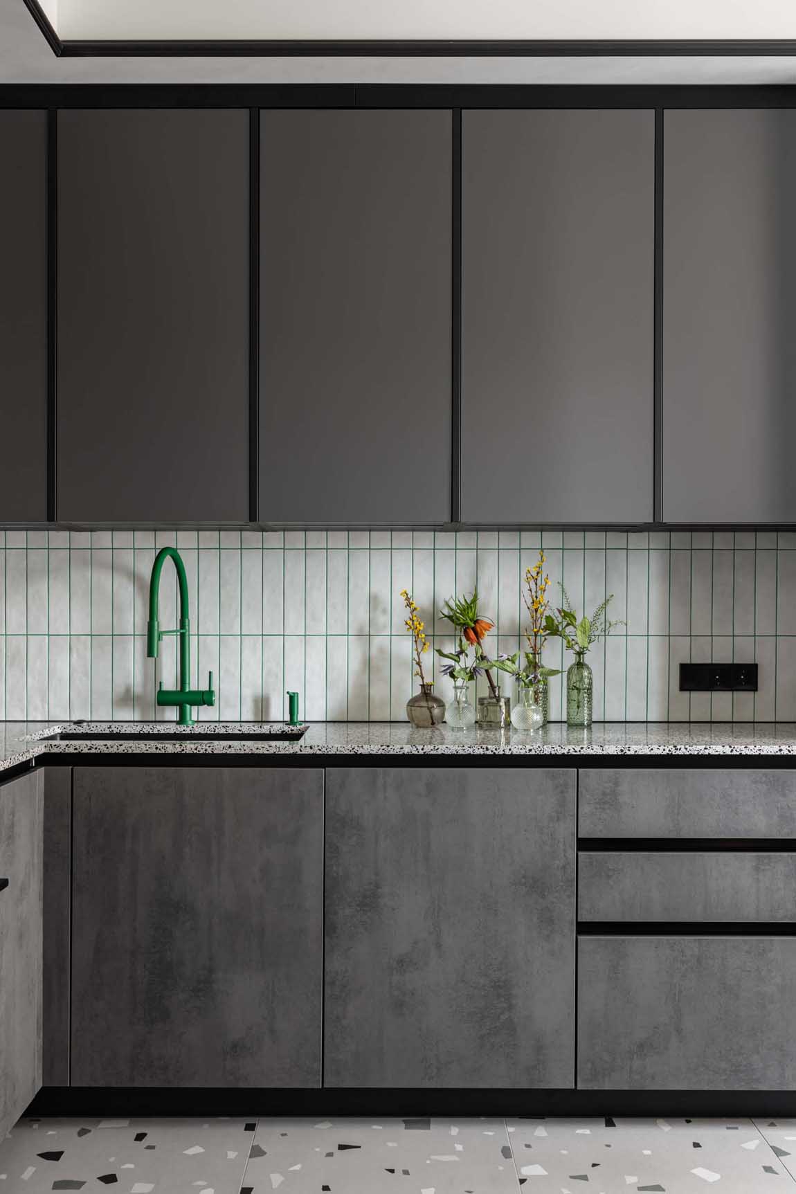 Zöld, szürke, bézs, terrazzo és rejtett tárolórendszerek 75 m2-en Zöld, szürke, bézs, terrazzo és rejtett tárolórendszerek 75 m2-en