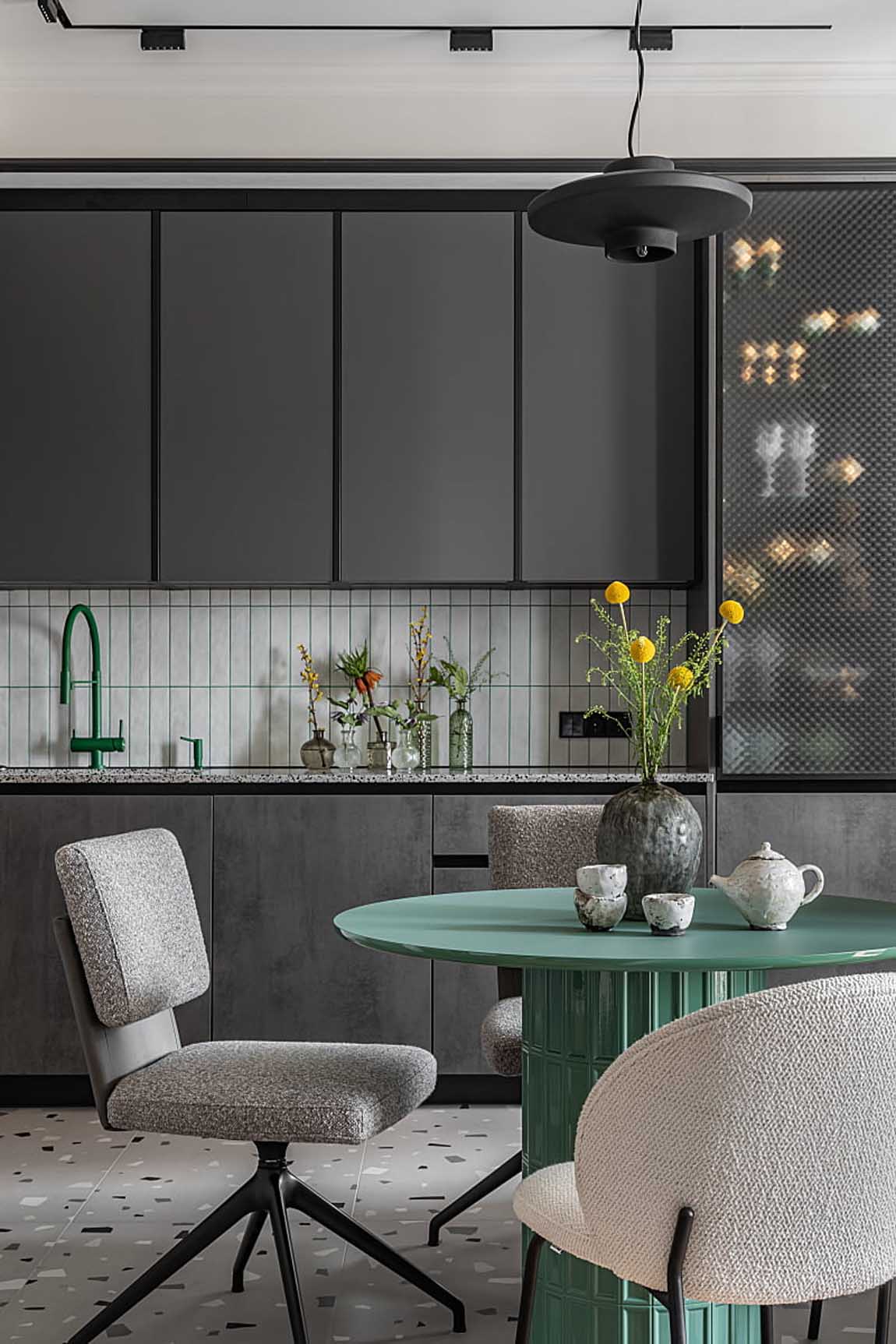 Zöld, szürke, bézs, terrazzo és rejtett tárolórendszerek 75 m2-en Zöld, szürke, bézs, terrazzo és rejtett tárolórendszerek 75 m2-en