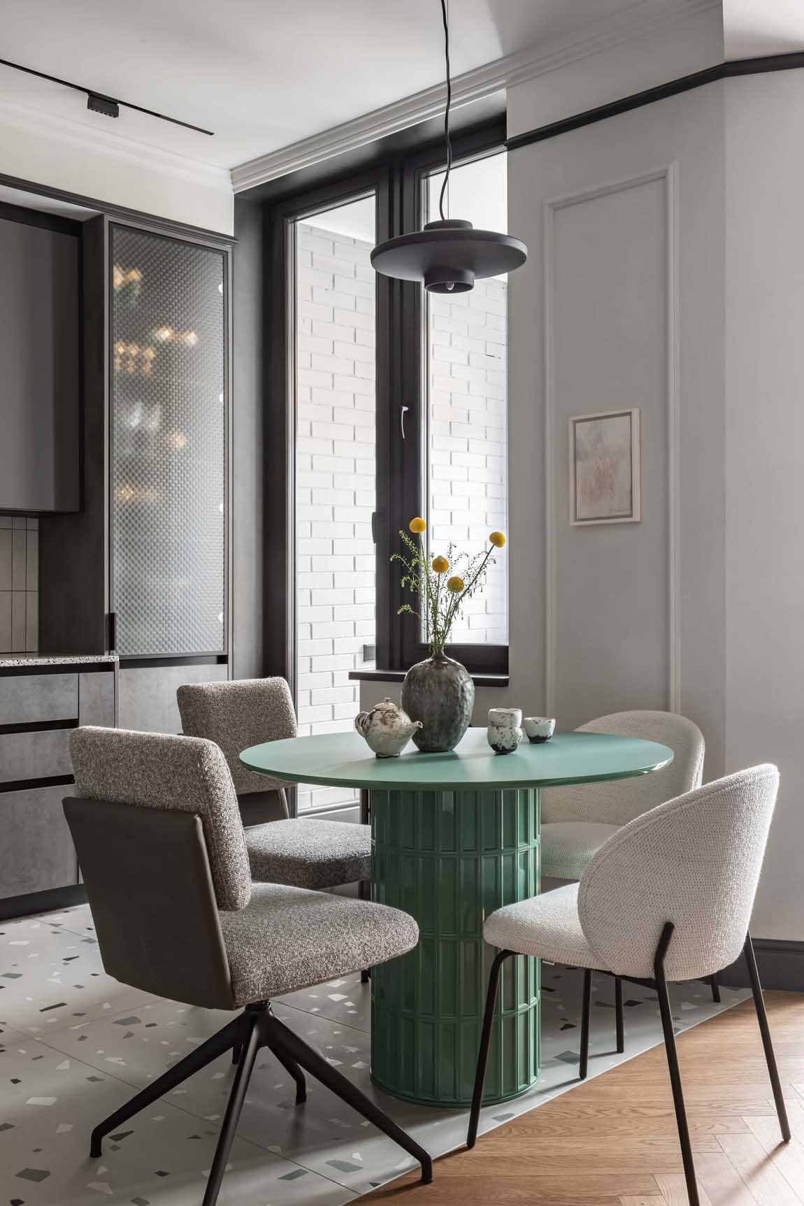 Zöld, szürke, bézs, terrazzo és rejtett tárolórendszerek 75 m2-en Zöld, szürke, bézs, terrazzo és rejtett tárolórendszerek 75 m2-en