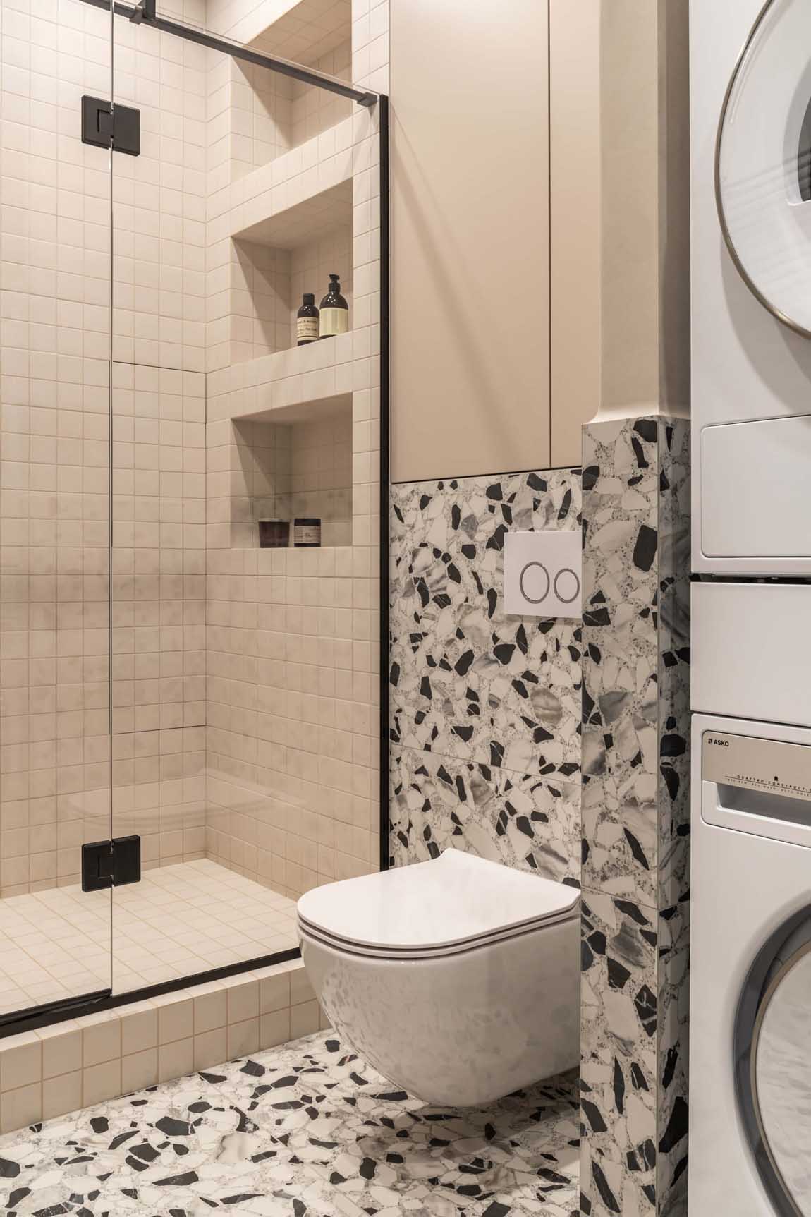 Zöld, szürke, bézs, terrazzo és rejtett tárolórendszerek 75 m2-en Zöld, szürke, bézs, terrazzo és rejtett tárolórendszerek 75 m2-en