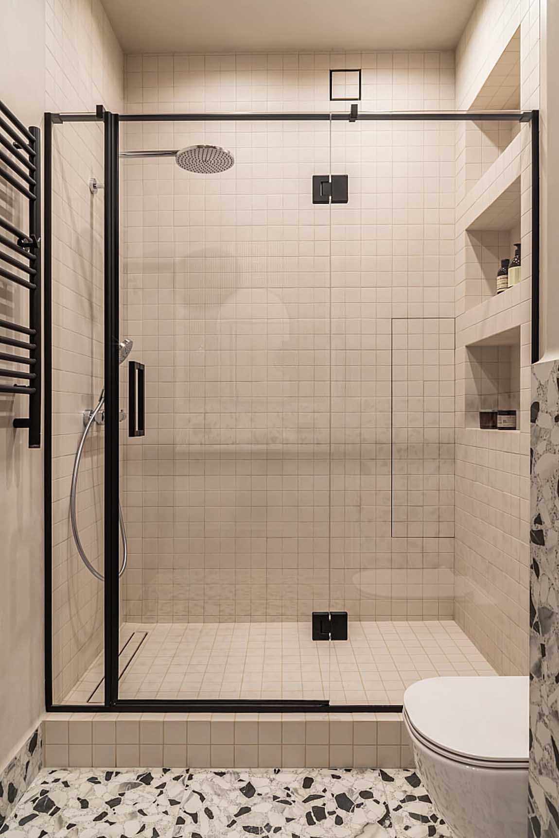 Zöld, szürke, bézs, terrazzo és rejtett tárolórendszerek 75 m2-en Zöld, szürke, bézs, terrazzo és rejtett tárolórendszerek 75 m2-en