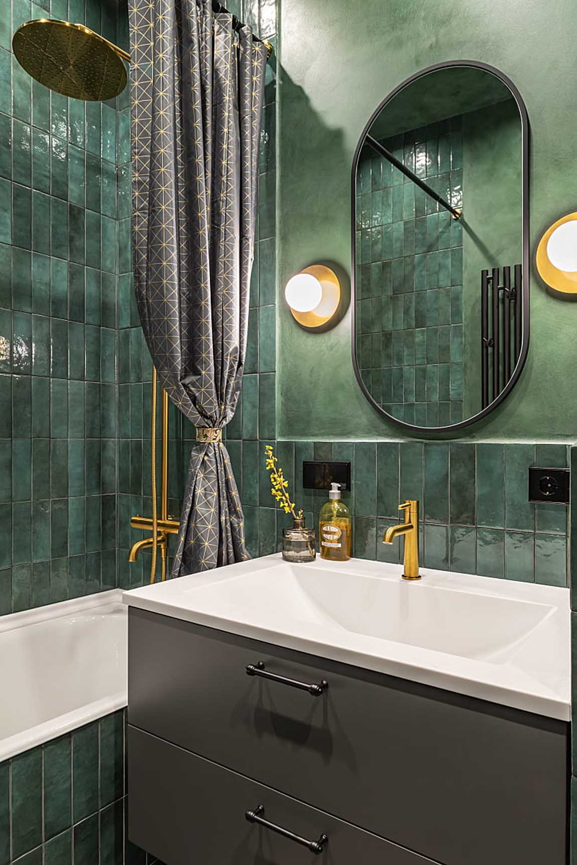 Zöld, szürke, bézs, terrazzo és rejtett tárolórendszerek 75 m2-en