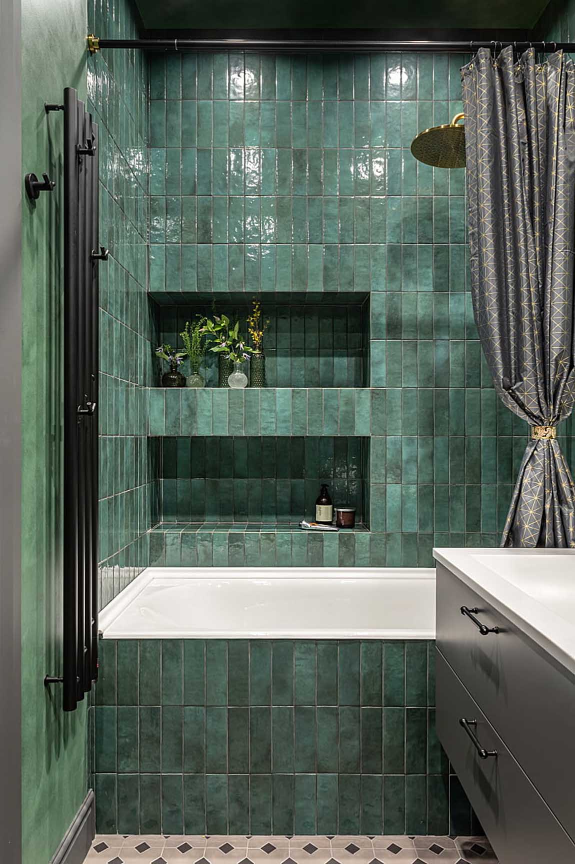 Zöld, szürke, bézs, terrazzo és rejtett tárolórendszerek 75 m2-en Zöld, szürke, bézs, terrazzo és rejtett tárolórendszerek 75 m2-en