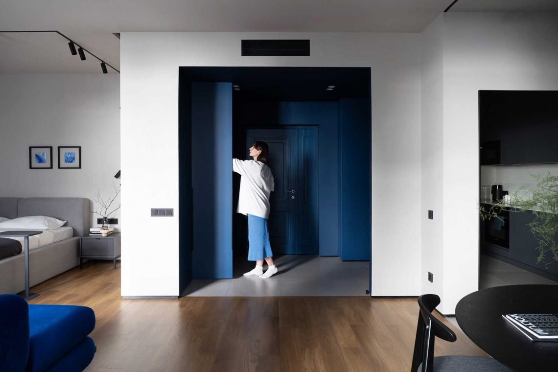 Kék előszoba, szürke konyha, nyitott tér, sínes lámpa rendszer