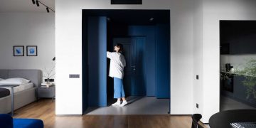 Kék előszoba, szürke konyha, nyitott tér, sínes lámpa rendszer