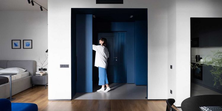 Kék előszoba, szürke konyha, nyitott tér, sínes lámpa rendszer