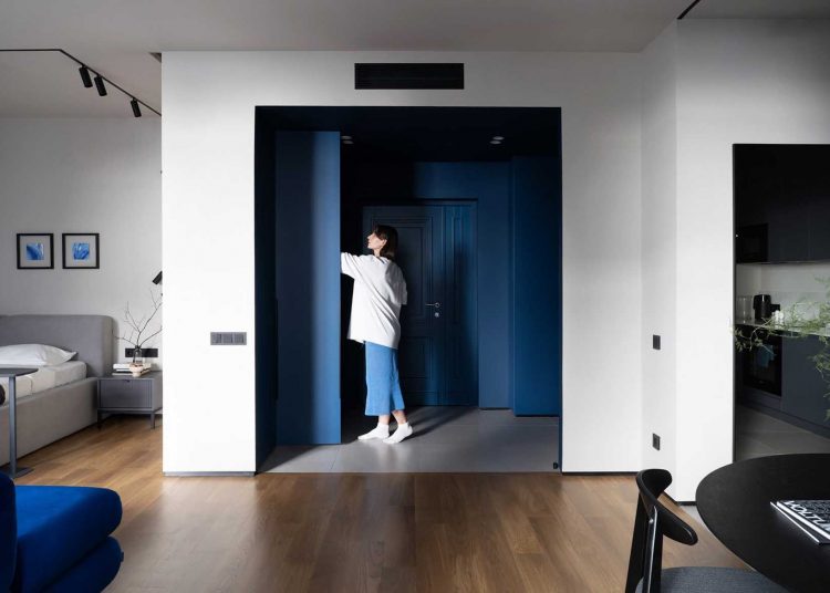 Kék előszoba, szürke konyha, nyitott tér, sínes lámpa rendszer