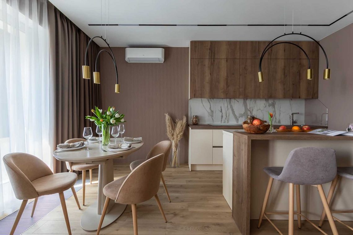 Púderes-kávészínű falfestés, nyitottság és textúrák házaspár 60 m2-es lakásában