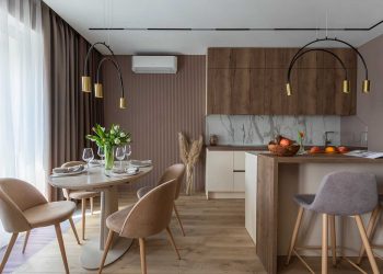 Púderes-kávészínű falfestés, nyitottság és textúrák házaspár 60 m2-es lakásában