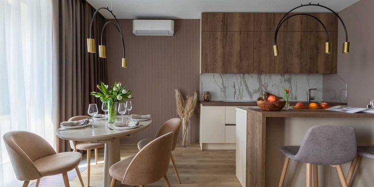 Púderes-kávészínű falfestés, nyitottság és textúrák házaspár 60 m2-es lakásában