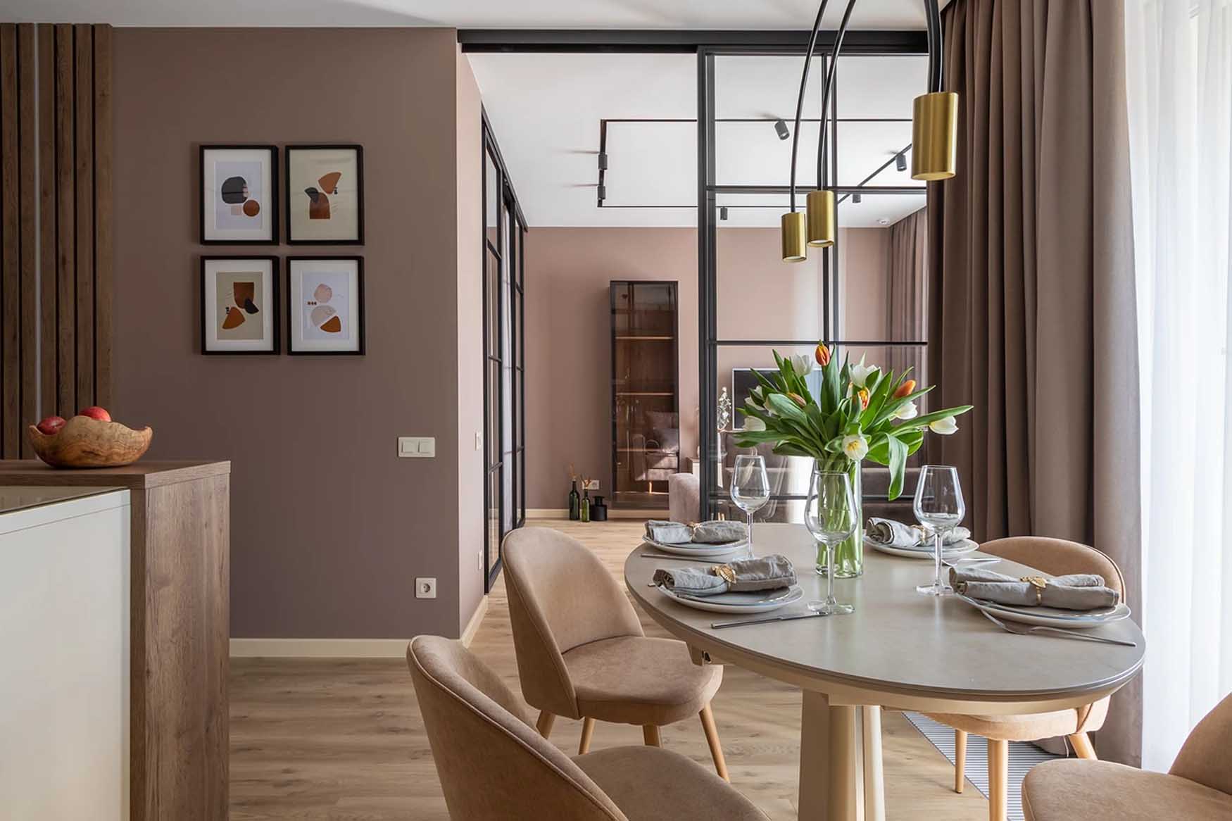 Púderes-kávészínű falfestés, nyitottság és textúrák házaspár 60 m2-es lakásában Púderes-kávészínű falfestés, nyitottság és textúrák házaspár 60 m2-es lakásában