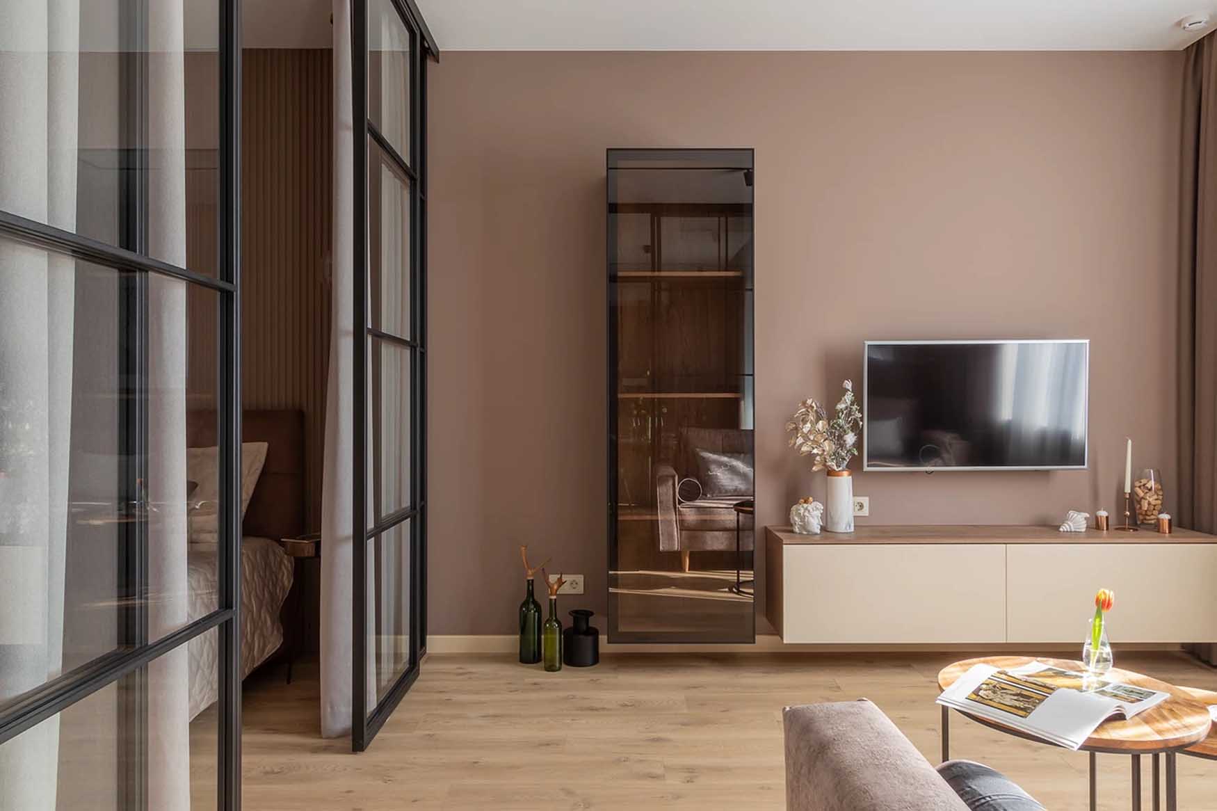 Púderes-kávészínű falfestés, nyitottság és textúrák házaspár 60 m2-es lakásában Púderes-kávészínű falfestés, nyitottság és textúrák házaspár 60 m2-es lakásában